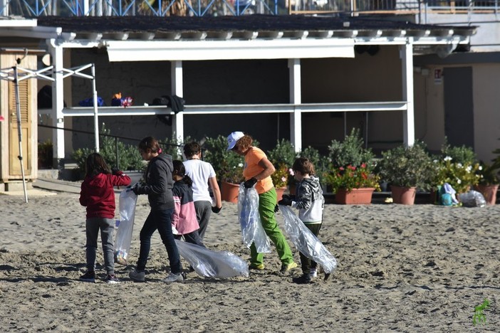 Giornata di pulizia delle spiagge a Imperia con il CEA del Parco Naturale delle Alpi Liguri (foto)