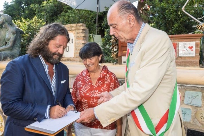 Ci sarà anche la firma &quot;preziosa&quot; di Guido Damiani sul muretto di Alassio