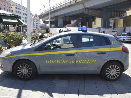 Azienda ligure faceva passare merci cinesi in Thailanda per non pagare i dazi, denuncia e sequestro da 200mila euro della Gdf di Genova