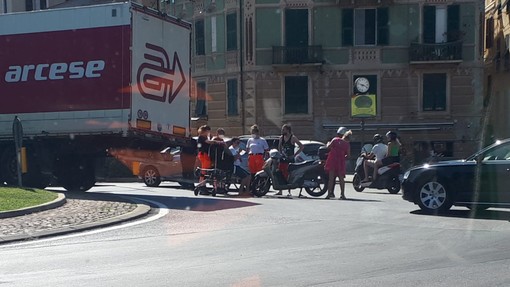 Savona, auto taglia la strada a uno scooter, donna in codice giallo al San Paolo