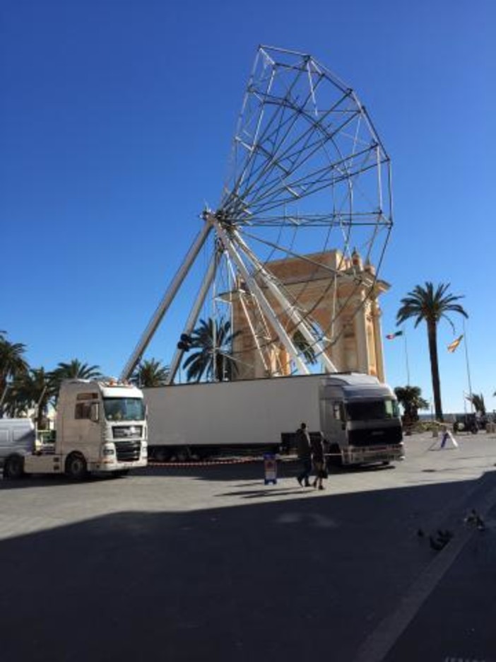 Piazza Vittorio Emanuele a Finale cambia volto: in corso di allestimento la ruota panoramica