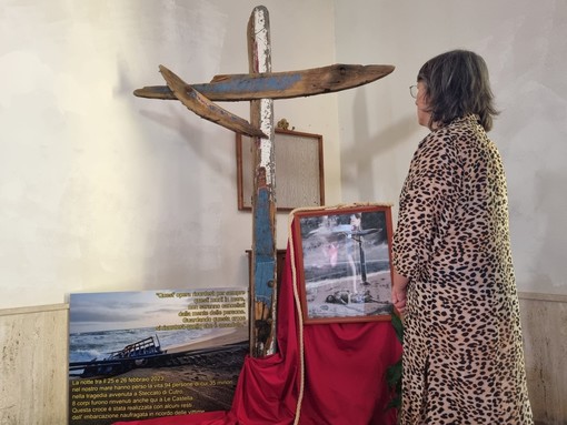 In foto la Croce, simbolo del dramma migratorio di Cutro, conservata nella parrocchia di Le Castella (Crotone)
