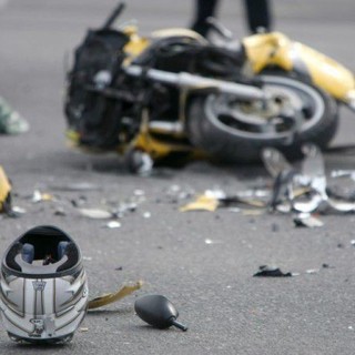 Auto contro moto in via Colla a Cairo: biker in codice rosso