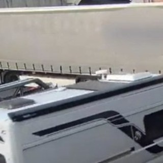 Follia sulla A10: un tir e un'auto fanno inversione a U prima della galleria di Genova Aeroporto (video)