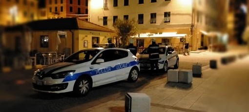 Savona, ubriaco colpisce a sassate le auto: denunciato dalla polizia locale