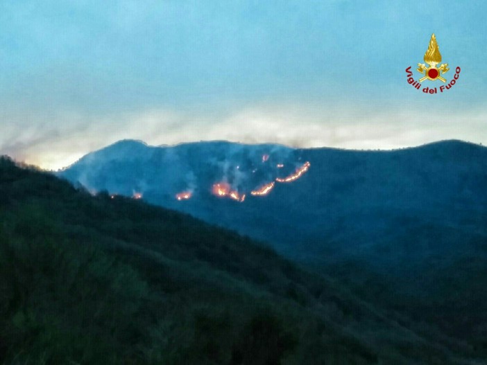 Continuano gli incendi nel ponente ligure: situazione sotto controllo a Capo Mimosa