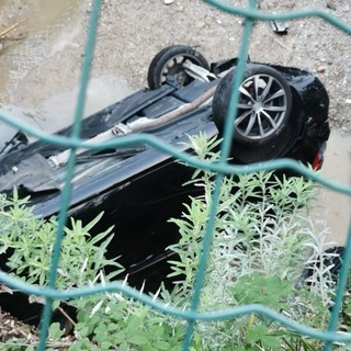 Volo di 4 metri per un'auto in retromarcia: dramma sfiorato in viale Riviera a Pietra Ligure