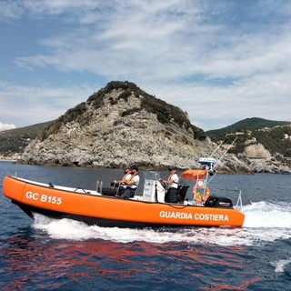 Erano ancorati all'interno dell'Area Marina Protetta “Isola di Bergeggi”: tre diportisti sanzionati dalla Guardia Costiera