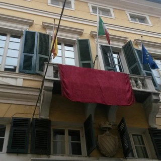 Finale Ligure dice no alla violenza sulle donne, con il drappo rosso sul Municipio