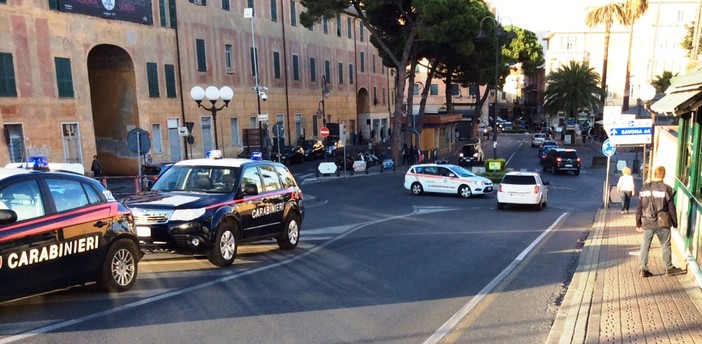 Albenga, sotto la minaccia di un’arma si era fatto consegnare denaro da tre studenti: arrestato