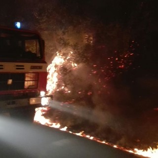 Si preannuncia un'altra notte di lavoro per i vigili del fuoco tra Pontinvrea e Giusvalla