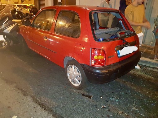 Sottraggono motorino e colpiscono auto in sosta: carambola impazzita nella notte savonese