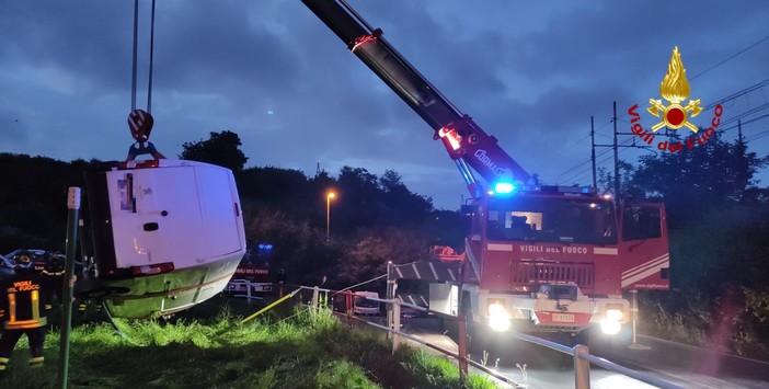 Vado, furgone perde il controllo e si ribalta fuori strada in via Ciocchi: soccorsi mobilitati (FOTO)