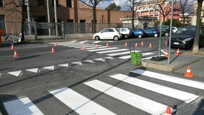 Albenga, terminati i lavori di manutenzione delle strisce pedonali di via Milano