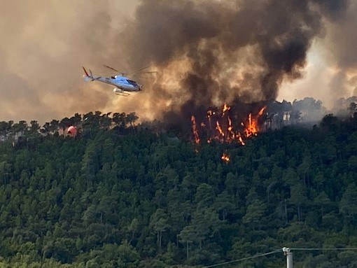 Incendio a Cisano, due elicotteri e tre canadair in azione: evacuata una famiglia (FOTO e VIDEO)