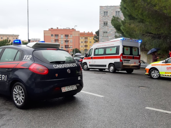 Savona, investimento pedonale all'incrocio tra via Quintana e via Fratelli Rey: uomo in codice rosso al Santa Corona