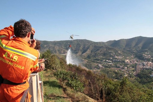 Noli: spento l'incendio boschivo di località Pineta