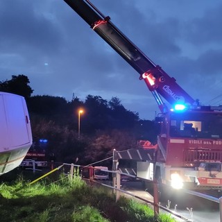 Vado, furgone perde il controllo e si ribalta fuori strada in via Ciocchi: soccorsi mobilitati (FOTO)