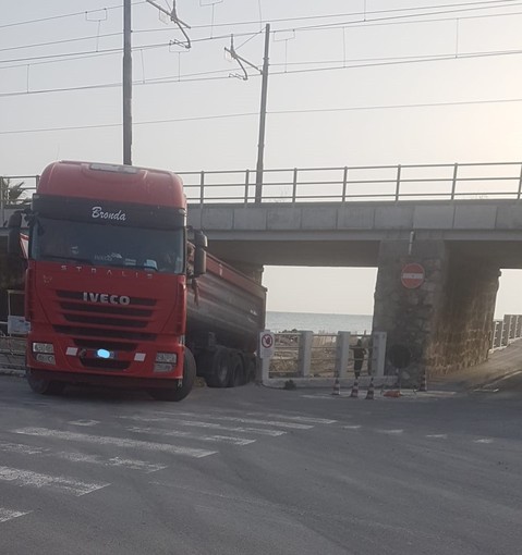 Una vera e propria &quot;autostrada sulla spiaggia&quot; per trasformare i moli di Albenga