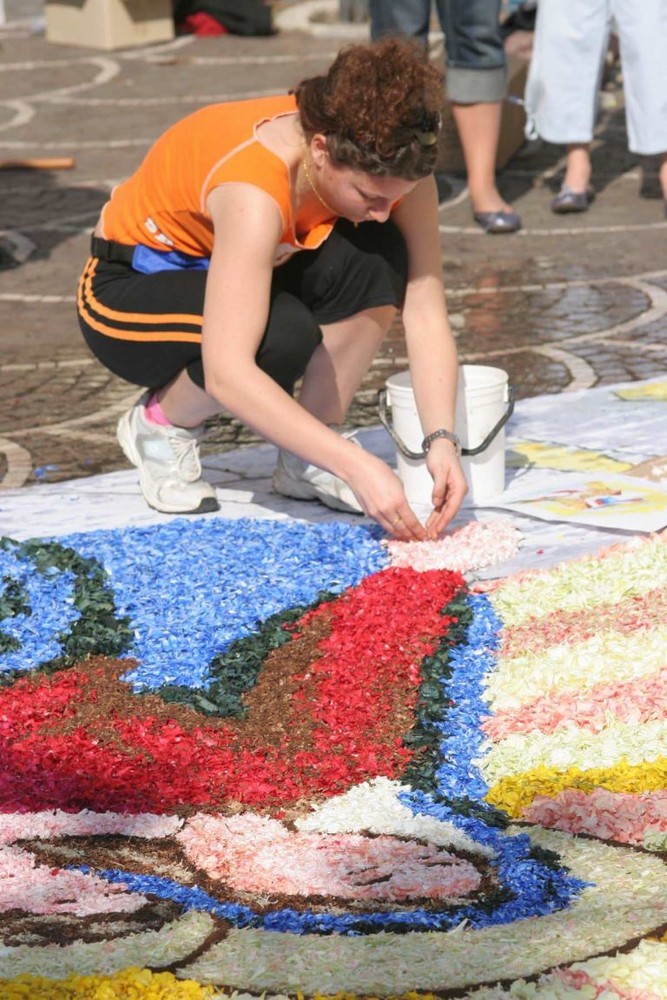 Pietra: infiorata artistica, oltre 800 artisti al lavoro