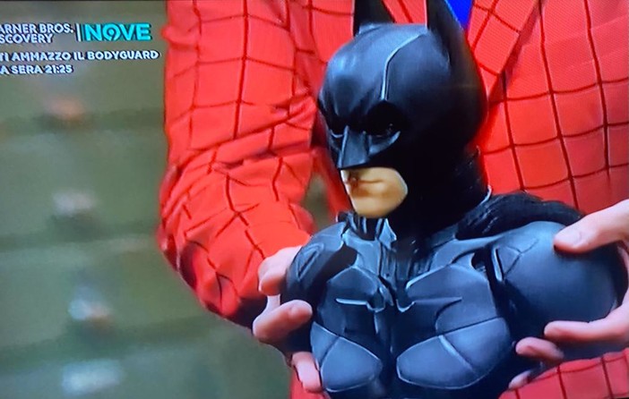 Spiderman savonese in tv: un busto di Batman all'asta per aiutare i bimbi in ospedale