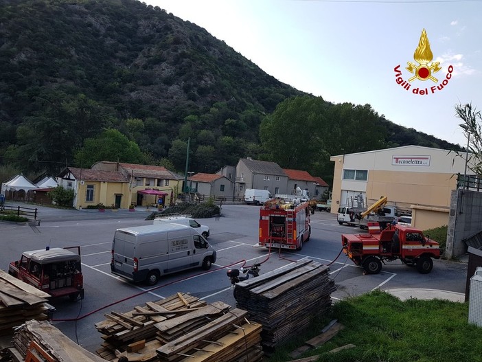 Varazze: incendio sterpaglie in via Vetriera