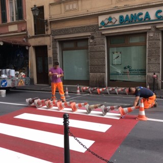 Albenga, prosegue il restyling di strisce e attraversamenti pedonali