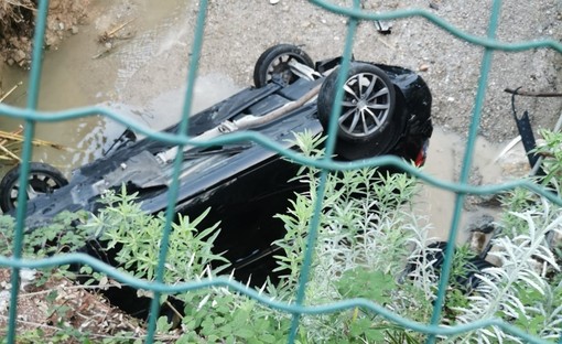 Volo di 4 metri per un'auto in retromarcia: dramma sfiorato in viale Riviera a Pietra Ligure