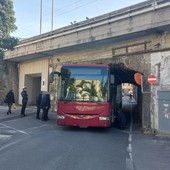 Pullman rimane incastrato sotto al cavalcavia ferroviario: disagi al traffico a Finale