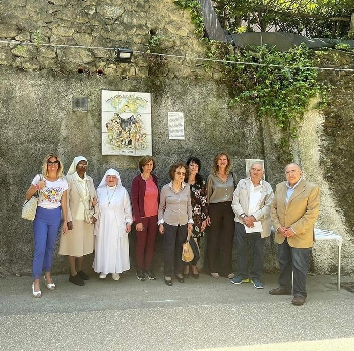 Albisola, inaugurata una targa in onore della protettrice dei ceramisti: recita i versi del poeta Gio Batta Sirombra