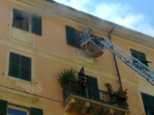 Savona, incendio in via Montenotte: le foto e il filmato di un nostro Lettore