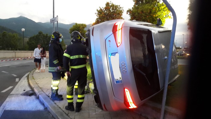 Albenga: perde il controllo dell'auto, si ribalta e scappa lasciando sul posto i passeggeri