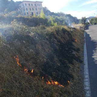 Andora, incendio lungo il tracciato della vecchia ferrovia (FOTO)