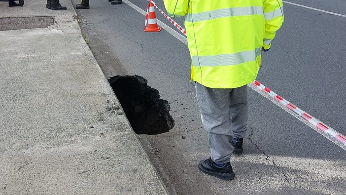 Celle, cede l'asfalto sull'Aurelia, buca sulla carreggiata: intervento in corso (FOTO)