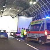 A10, incidente in galleria tra Spotorno e Feglino: scontro camion-auto, traffico in tilt (FOTO)