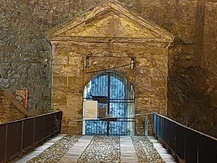 Distacco di pietre, chiuso per precauzione l'ingresso principale del Priamar
