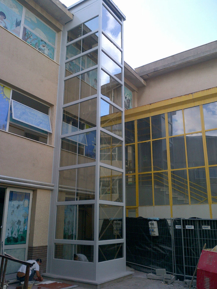 Albenga, nel plesso scolastico di Via degli Orti installato l’ascensore per l'abbattimento delle barriere architettoniche
