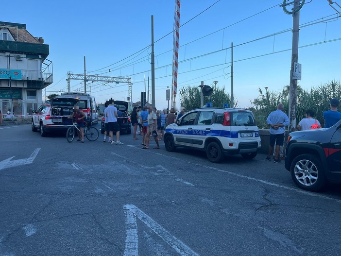 Si aggrappa al treno e dopo diversi metri precipita perdendo la vita: tragedia tra Loano e Borghetto