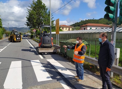 Andora, per rallentare il traffico in strada Pian Grande al via la posa degli attraversamenti stradali rialzati