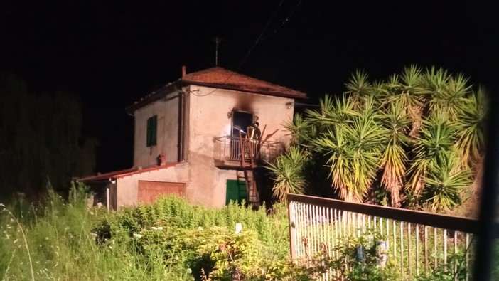 Ceriale, incendio all'interno di un edificio apparentemente abbandonato: intervento dei Vigili del Fuoco (FOTO)