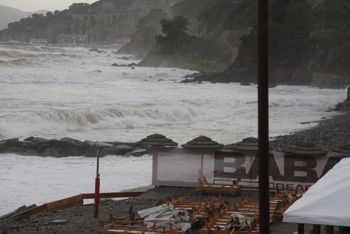 Alassio: ennesima mareggiata cancella il Baba Beach (foto)