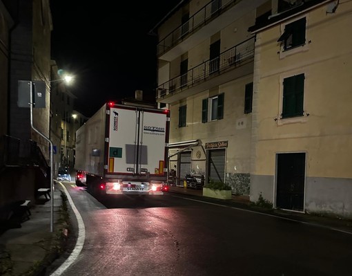 Prosegue il transito dei tir a Stella, cartelli comunque posizionati. Il sindaco: &quot;Non mi fermerò finchè non avremo risolto il problema&quot; (FOTO)