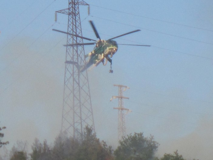 Incendio a Luceto (Albisola): fiamme vicino alle case (le foto)