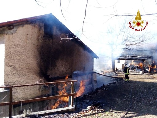 Paura a Bormida: incendio vicino ad un'abitazione in zona rio Farina (FOTO e VIDEO)