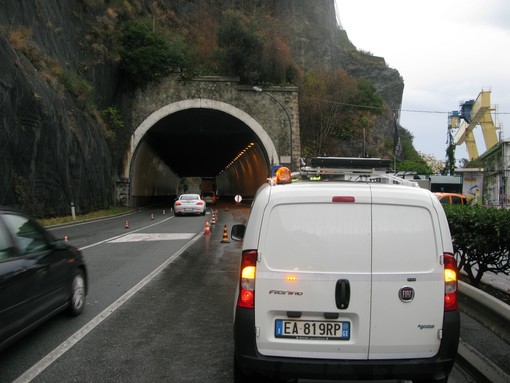 Savona: rischio frana in Galleria Valloria, si viaggia su un'unica corsia (foto)