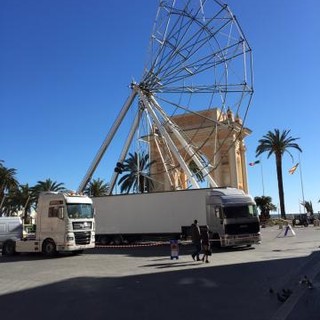 Piazza Vittorio Emanuele a Finale cambia volto: in corso di allestimento la ruota panoramica