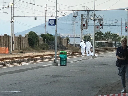 Uomo travolto da treno Thello: passeggeri bloccati per ore sul convoglio