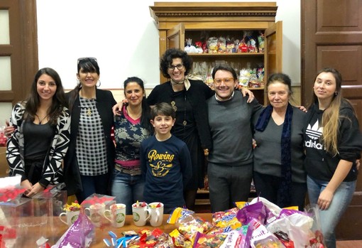 Savona, i consiglieri comunali diventano &quot;Befane&quot; per donare dolci e regali ai bambini