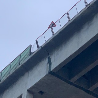 Varazze, tubo di metallo crolla dal viadotto dell'A10. Battelli: &quot;Episodio gravissimo&quot; (VIDEO)