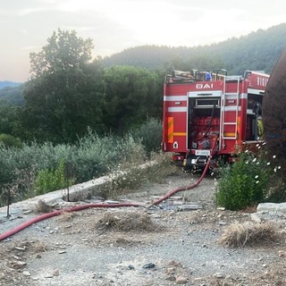 Alassio, incendio sul monte Bignone: Vigili del fuoco in azione